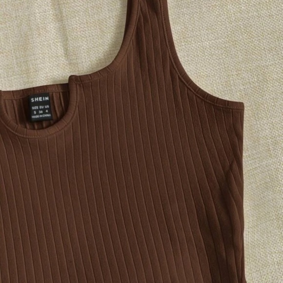 Notched Neck Rib-Knit Cropped Tank Top Size Large - Picture 7 of 7